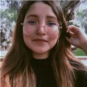 Profesora de dibujo y pintura imparte clases a niños y jóvenes